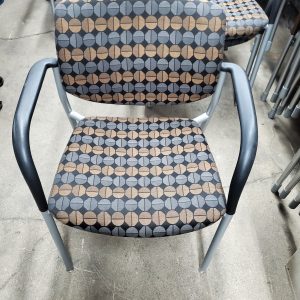 Guest chair upholstered with arms - Image 1