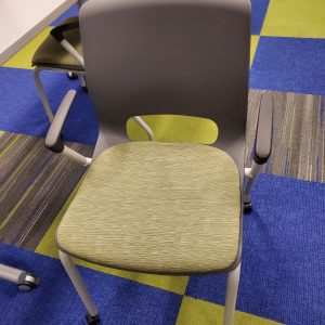 Stack chair with arms and casters - Image 1