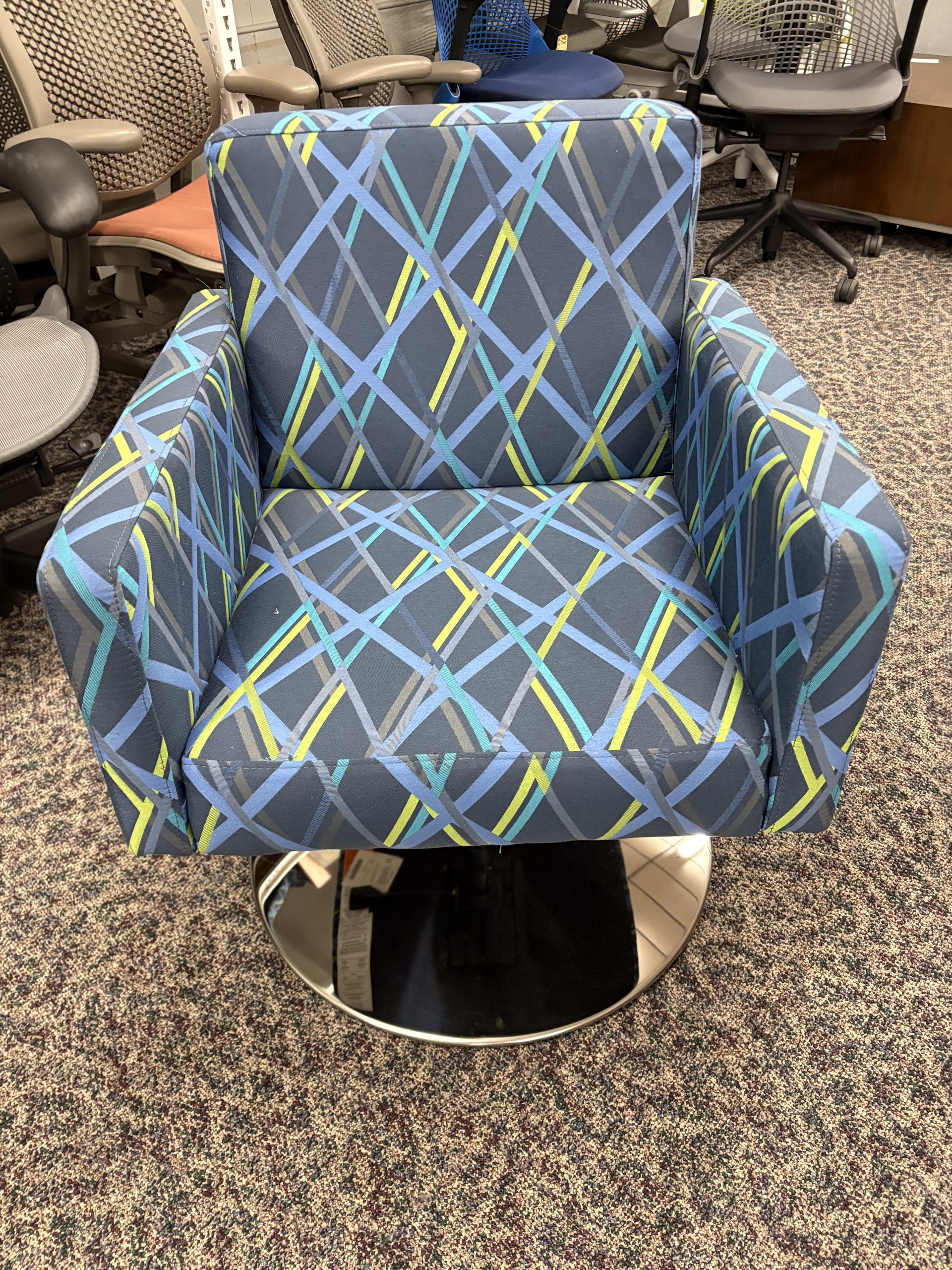 Global Guest Chair with Disc Base