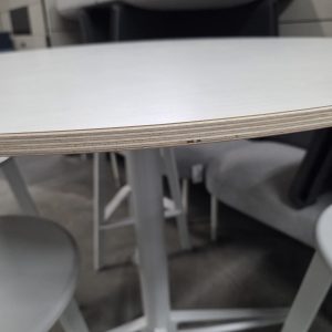 Herman Miller 40" Round Break Rm Table with 4 stools - Image 4